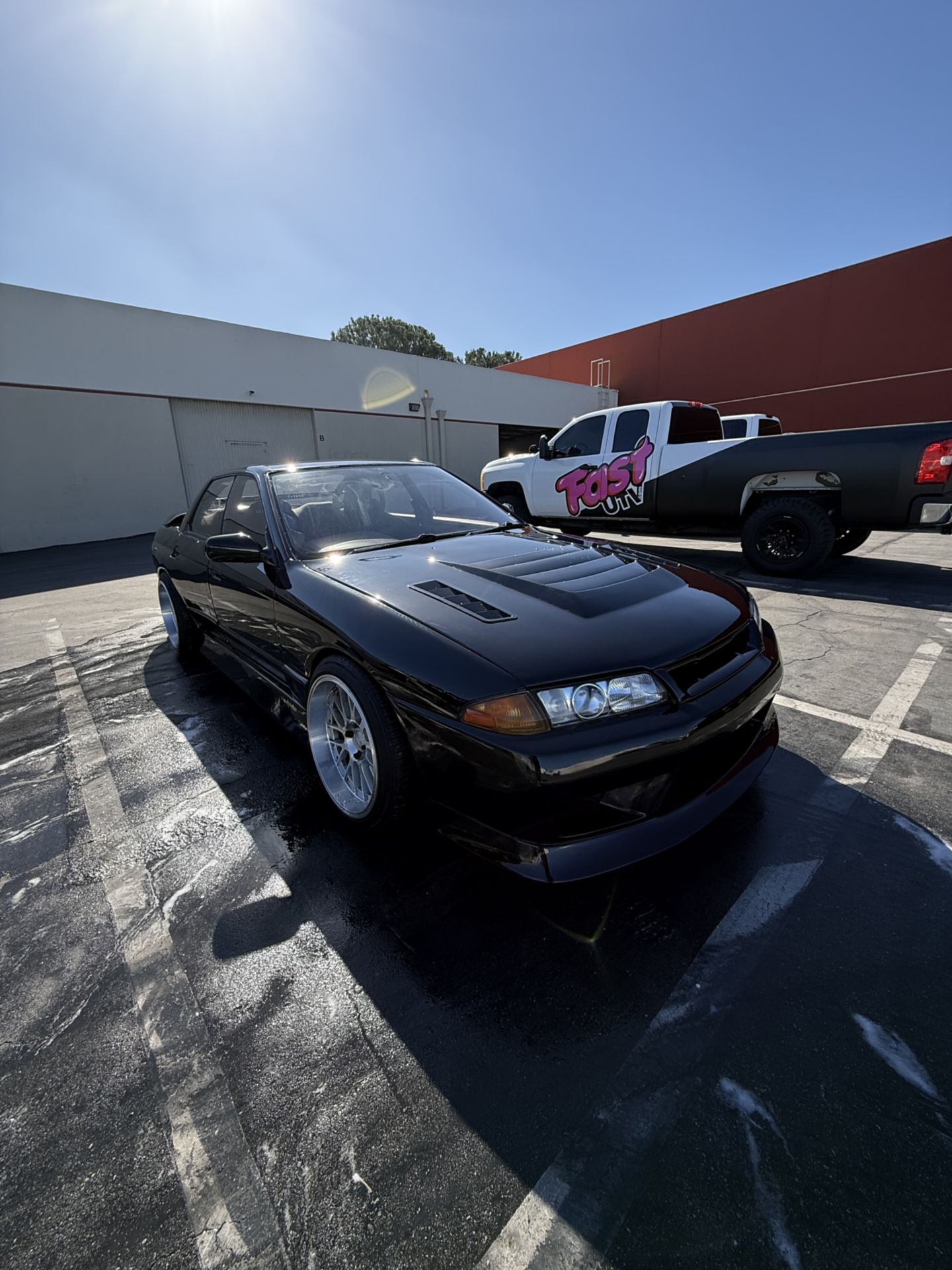 Front three-quarter of an R32 Nissan Skyline at DEFI Motorsports